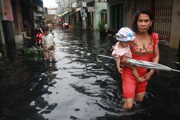 Những tấm hình ám ảnh về người Sài Gòn trong lụt lội