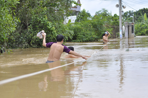 Ngập khắp nơi, dân Đồng Nai bám dây về nhà