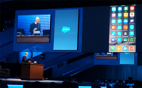 CEO Microsoft dùng iPhone trình diễn Outlook