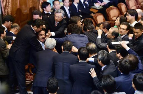 Nghị sĩ Nhật ẩu đả vì dự luật an ninh tranh cãi