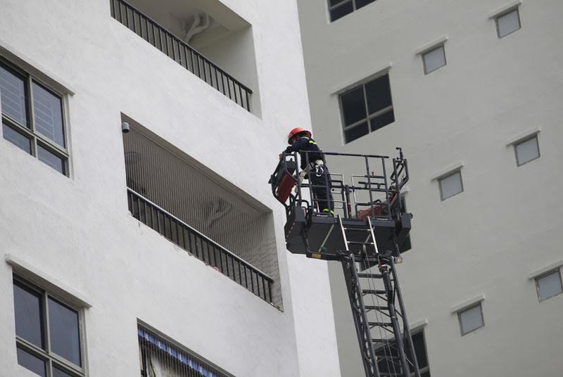 Cháy nhà 36 tầng không thể chờ thang cứu hộ