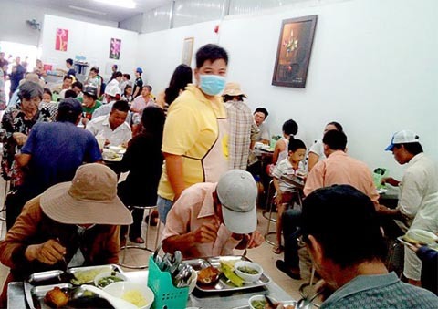 Một triệu suất cơm 2.000 đồng dưới góc nhìn vốn xã hội