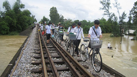 Lũ ngập băng cầu, học sinh đẩy xe trên đường ray