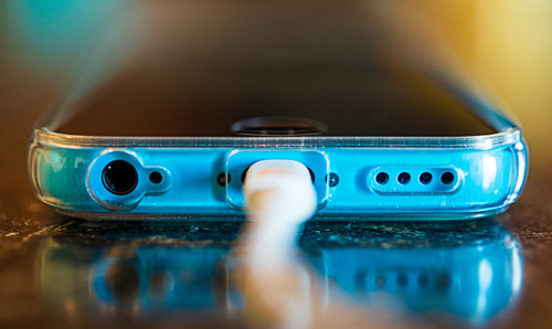 Tâm điểm CNTT: Bạn đang sạc pin smartphone sai cách
