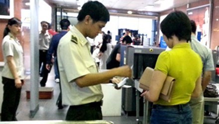 Phát hiện nữ hành khách dùng giấy tờ giả lên máy bay