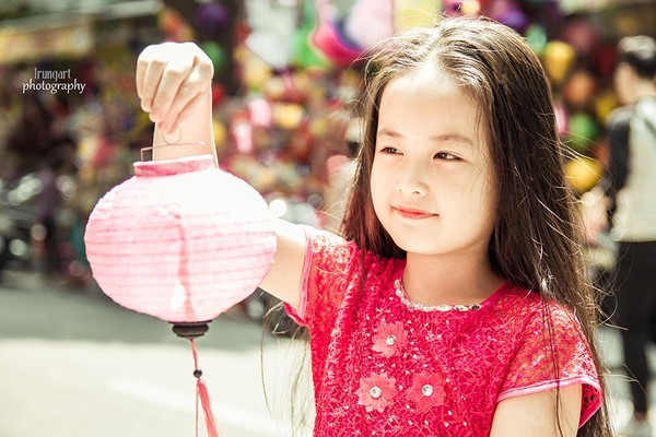Ngây ngất với nhan sắc ngọt ngào của em bé trên phố Trung thu