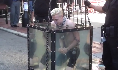 Ảo thuật gia suýt mất mạng trong bể nước