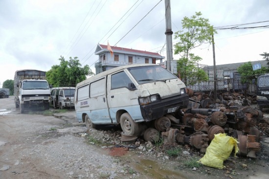 Bãi ôtô tiền tỷ của đại gia làng Bắc Giang