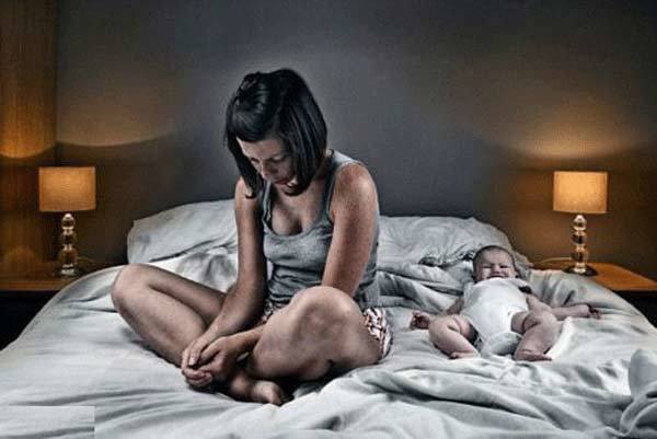 Trầm cảm sau sinh: Mẹ nhốt mình, ôm con đến đói lả
