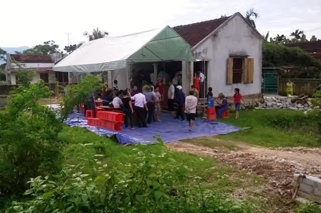 Dùng dao nhọn đâm chết người cha bại liệt