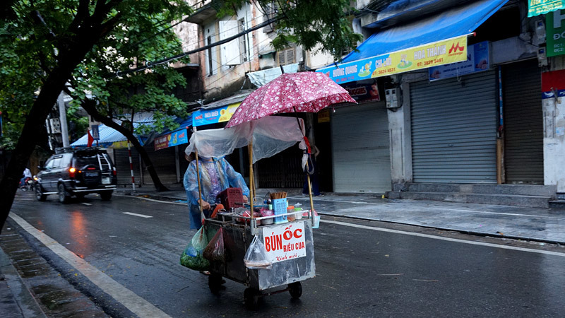 Mưu sinh nhọc nhằn sau cơn mưa đêm