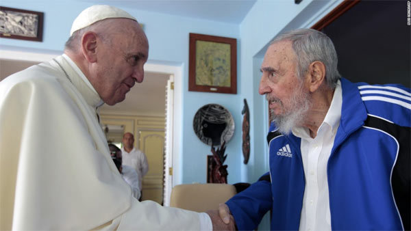 Ông Fidel Castrol bắt tay Giáo hoàng Francis ở Havana