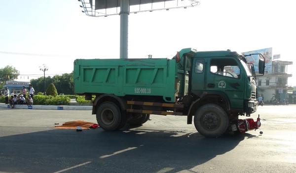 Nữ sinh chết thảm trên đường đi học