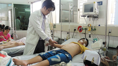 Sốt xuất huyết lan rộng, phụ huynh không nên lơ là