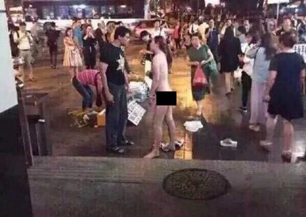 Bạn trai từ chối mua iPhone, cô gái lột đồ giữa đường