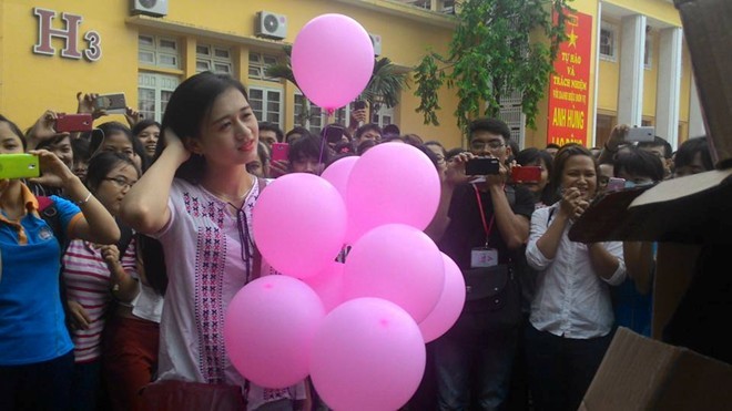 Màn tỏ tình náo loạn của nam sinh ĐH Thương mại