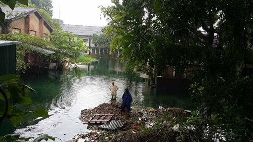 Hà Nội: Nước mưa ngập xanh như bể bơi