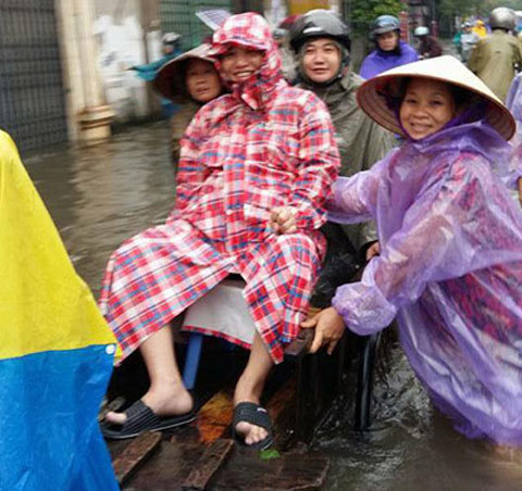Hà Nội: Thai phụ ngồi xe bò... vượt biển nước đi đẻ