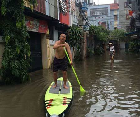 Bi hài cảnh người Hà Nội bơi thuyền trên phố ngày ngập lụt