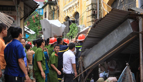 Cán bộ trong biệt thự cổ được sơ tán trước khi sập