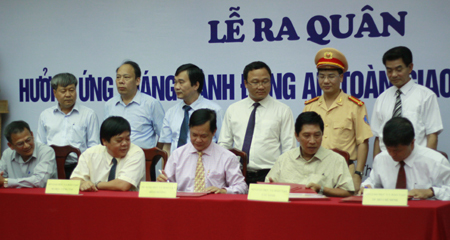4.000 HSSV hưởng ứng ‘Tháng hành động ATGT’ 2015