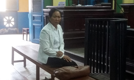 Người đàn bà và vết cắn oan nghiệt