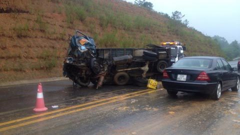 Xe đón dâu gặp nạn trên cao tốc, 2 người chết