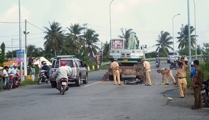 Lái xe nghe điện thoại, cán thương vong 2 người phụ nữ