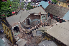 Vụ sập nhà cổ ở Hà Nội: Đã dọn dẹp xong 80 tấn chất thải