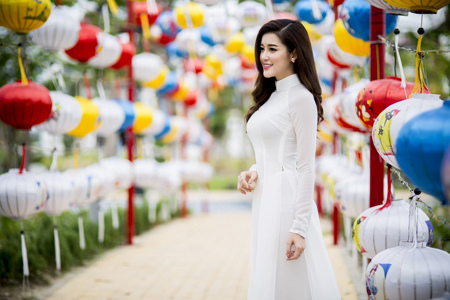 Huyền My rạng rỡ giữa lễ hội đèn lồng