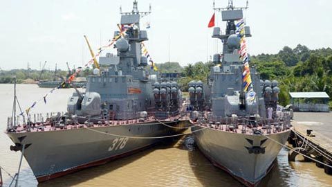 Thượng cờ hai tàu tên lửa hiện đại 379 và 380