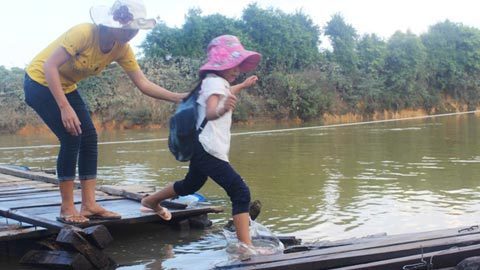 Xót cảnh cha mẹ túc trực bế con qua cầu phao cũ nát