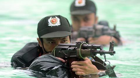 Cảnh sát dự bị đặc nhiệm diễn tập bắt khủng bố