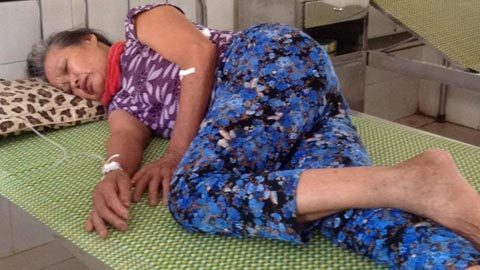 Ngộ độc sau khi ăn bánh, mẹ chết, con dâu nằm viện