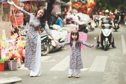 Dạo phố Trung thu cùng mẹ con DV 