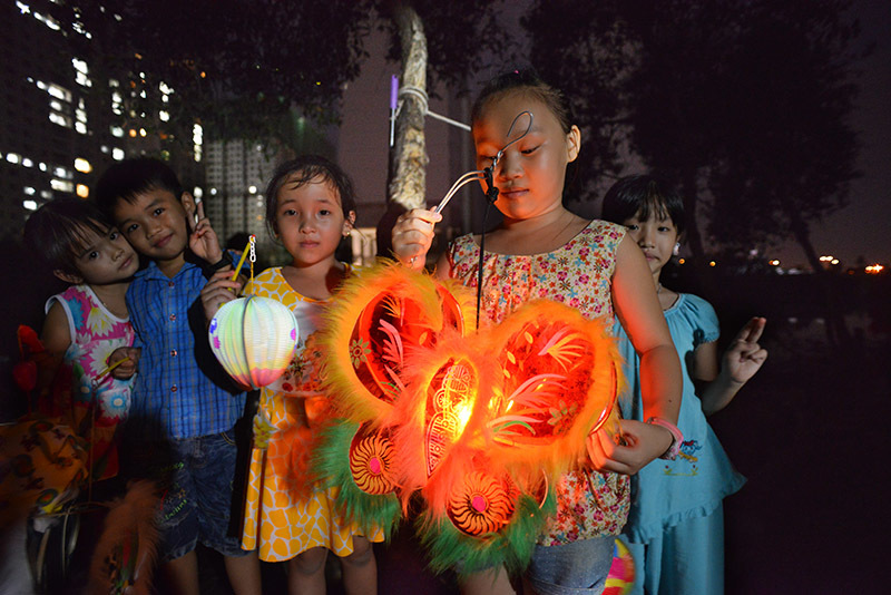 Trung thu ở xóm nhà lá ngay trung tâm Thành phố