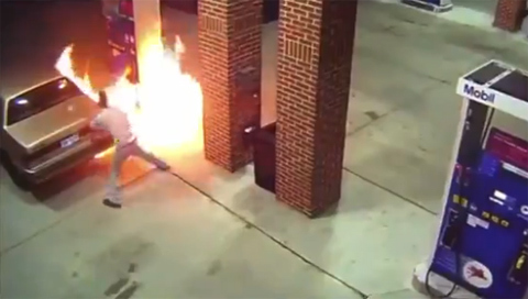 Châm lửa đốt nhện cháy cây xăng