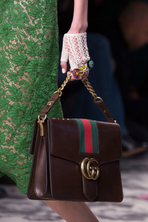 Những chiếc túi làm chao đảo sàn diễn thời trang Milan