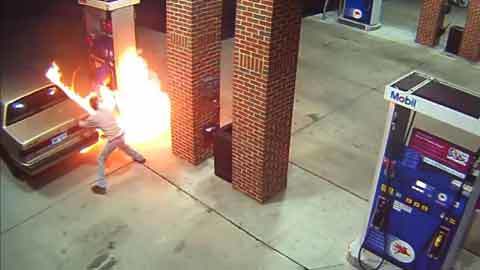 Dùng bật lửa đốt nhện ngay tại trạm bơm xăng