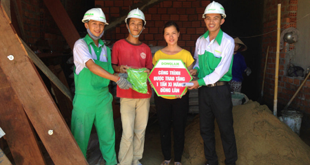 Tặng xi măng xây nhà cho người dân miền Trung