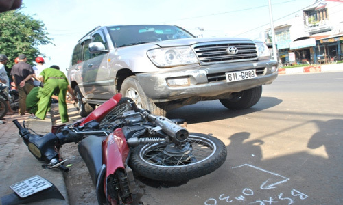 Ô tô điên cán liên hoàn 3 xe máy, 4 người trọng thương