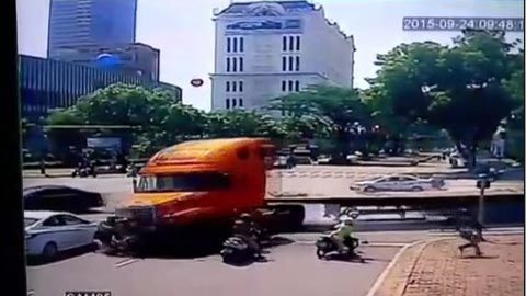 Tài xế container ủi bay ô tô dừng đèn đỏ ra trình diện