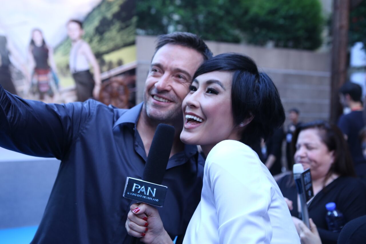 Hugh Jackman chụp ảnh 'tự sướng' với Kathy Uyên