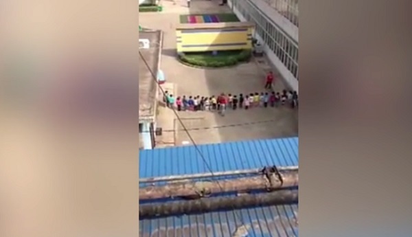 TQ: Phẫn nộ giáo viên mầm non đá học sinh dúi dụi