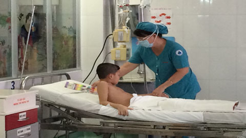 Cứu sống bé 8 tuổi ngã vào hố tro đang cháy