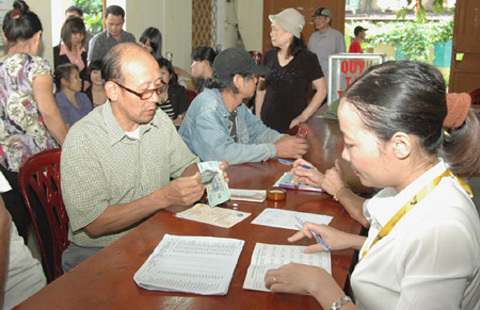 Hưởng bảo hiểm một lần hay lĩnh lương hàng tháng?