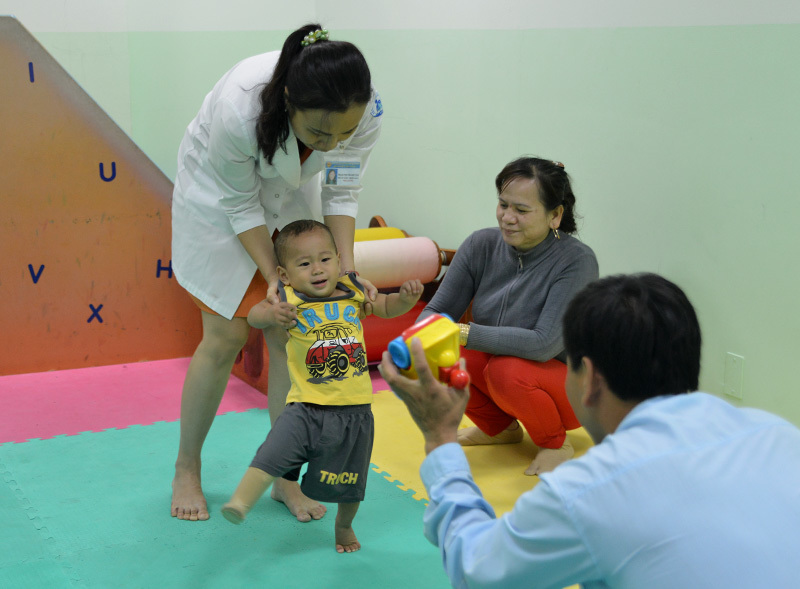 Xúc động hình ảnh bé trai văng khỏi bụng mẹ nỗ lực tập đi