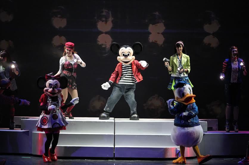 Mickey live: Chuột Mickey 'đốn tim' trẻ em Việt