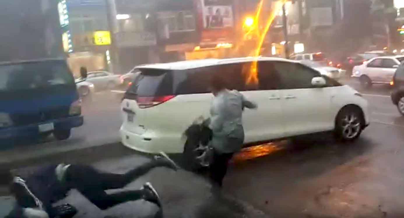 Siêu bão  cuốn phăng người đi đường