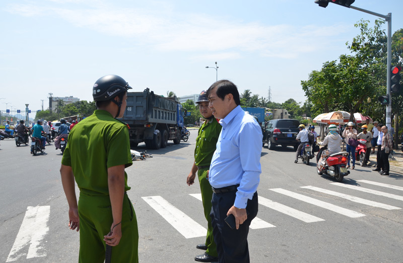 Chủ tịch Đà Nẵng đến hiện trường vụ xe tải cán chết người